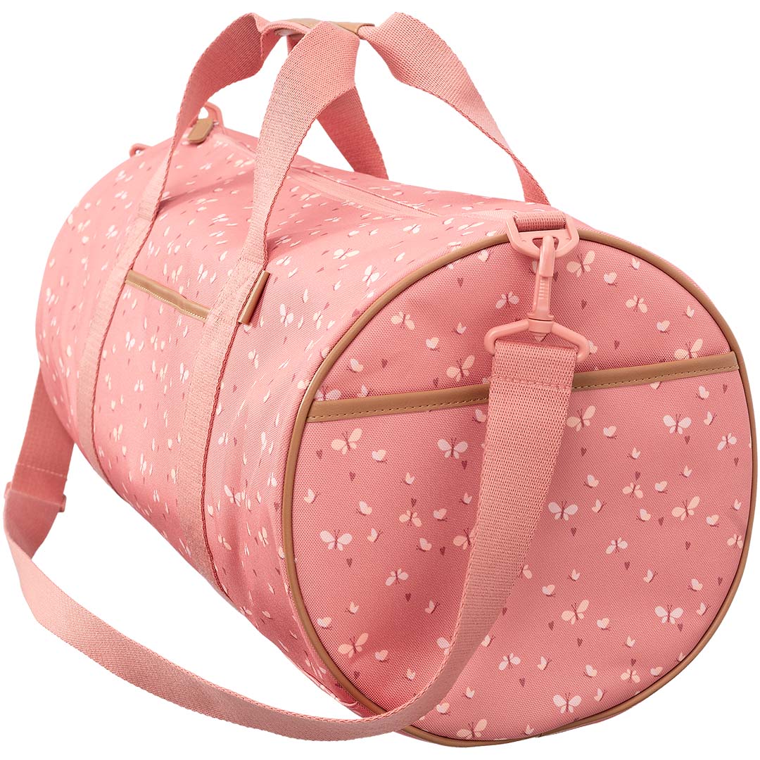 Fresk roze kinder weekendtas met vlinderpatroon, schuin van de zijkant gezien.
