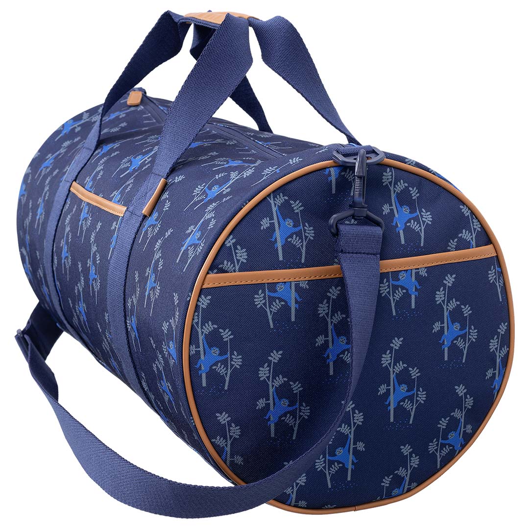 Fresk marineblauwe kinderweekendtas met apenpatroon, schuin van opzij.