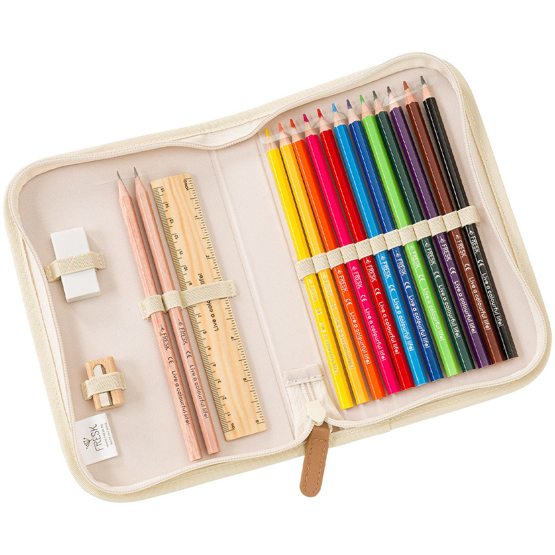 Open Fresk etui met bessenpatroon, gevuld met kleurpotloden, potloden, een liniaal, gum en puntenslijper.