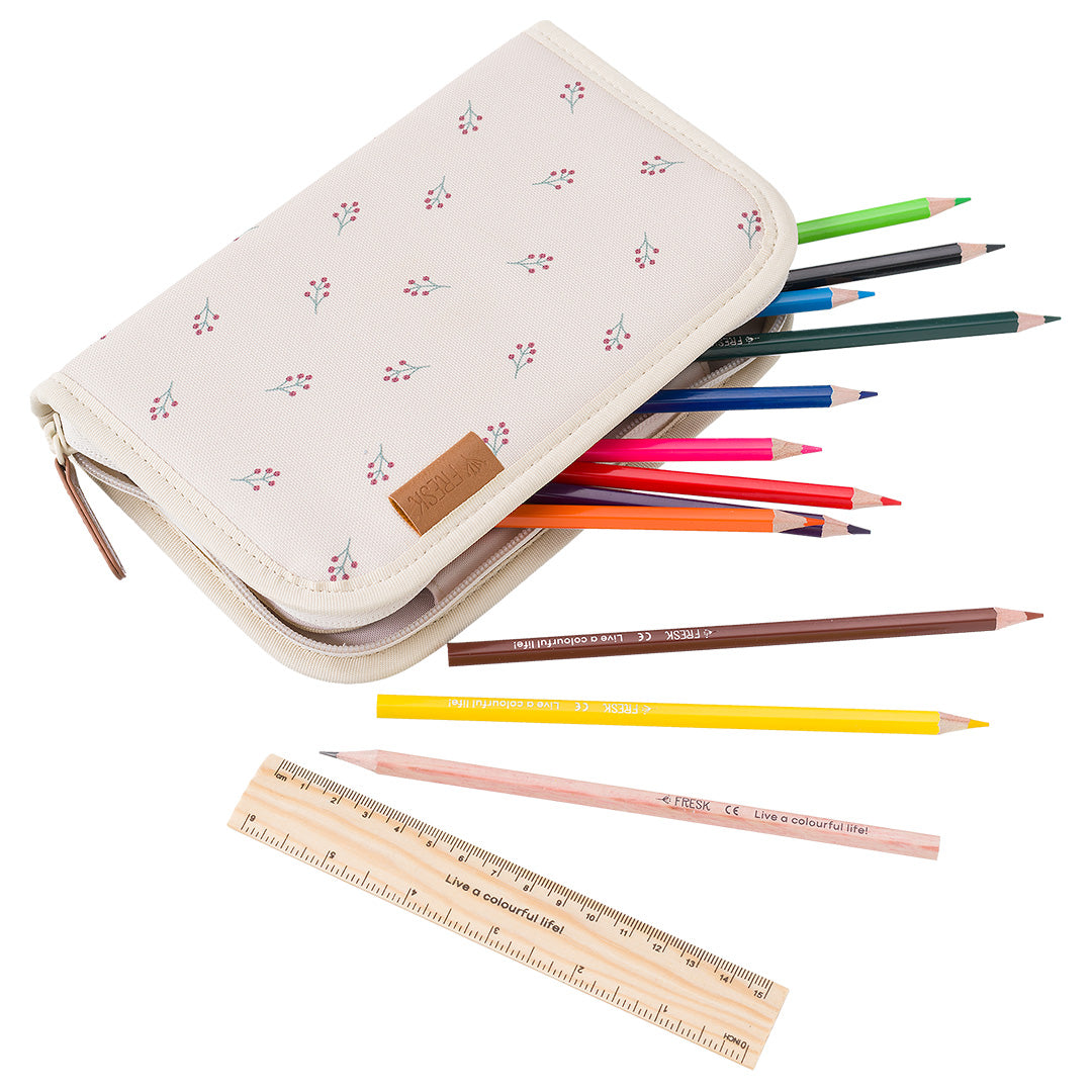 Fresk etui met bessenpatroon, half open met kleurpotloden, liniaal en potloden ernaast.