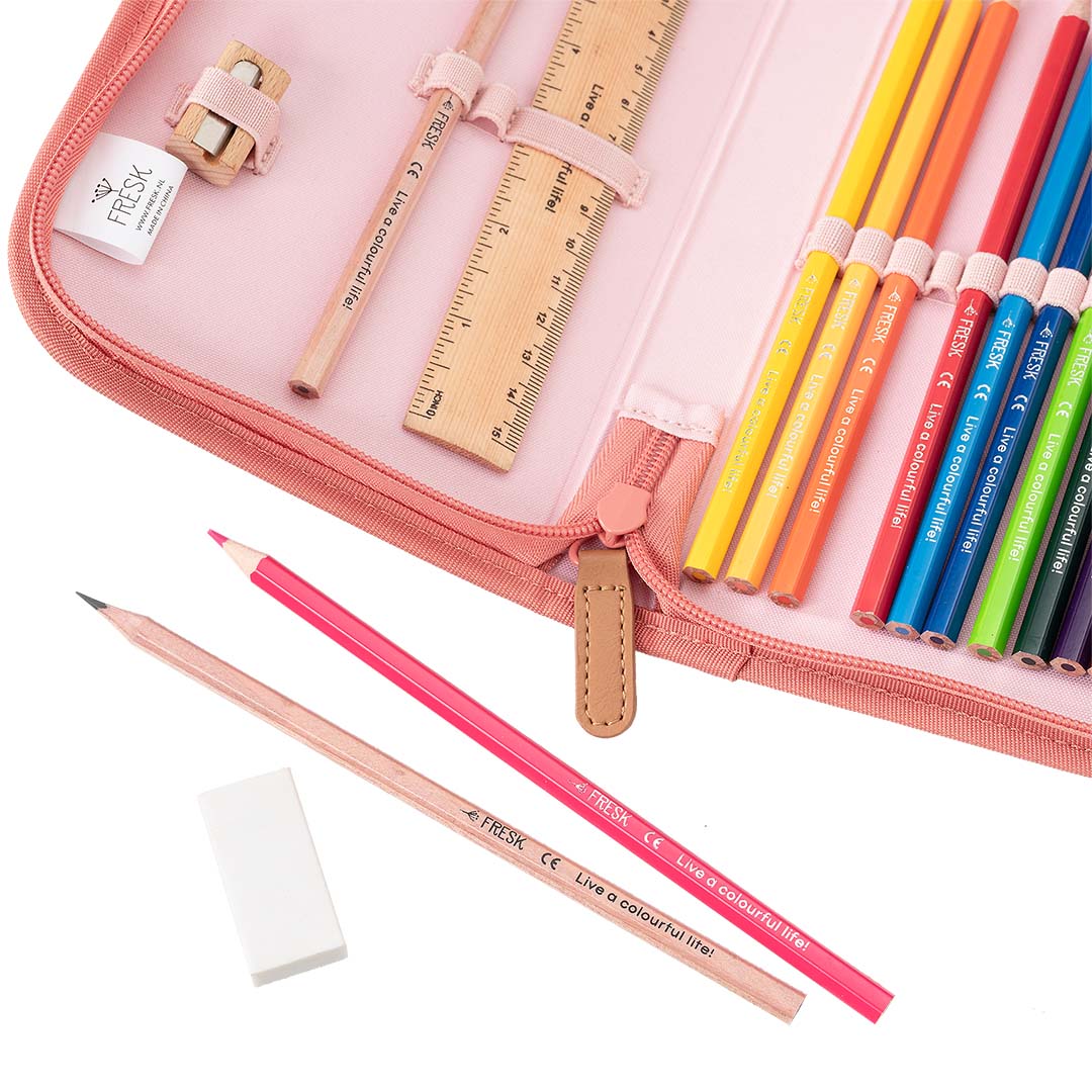 Detail van de Fresk roze etui met vlinderpatroon, open met kleurpotloden, potlood, liniaal, gum en puntenslijper.