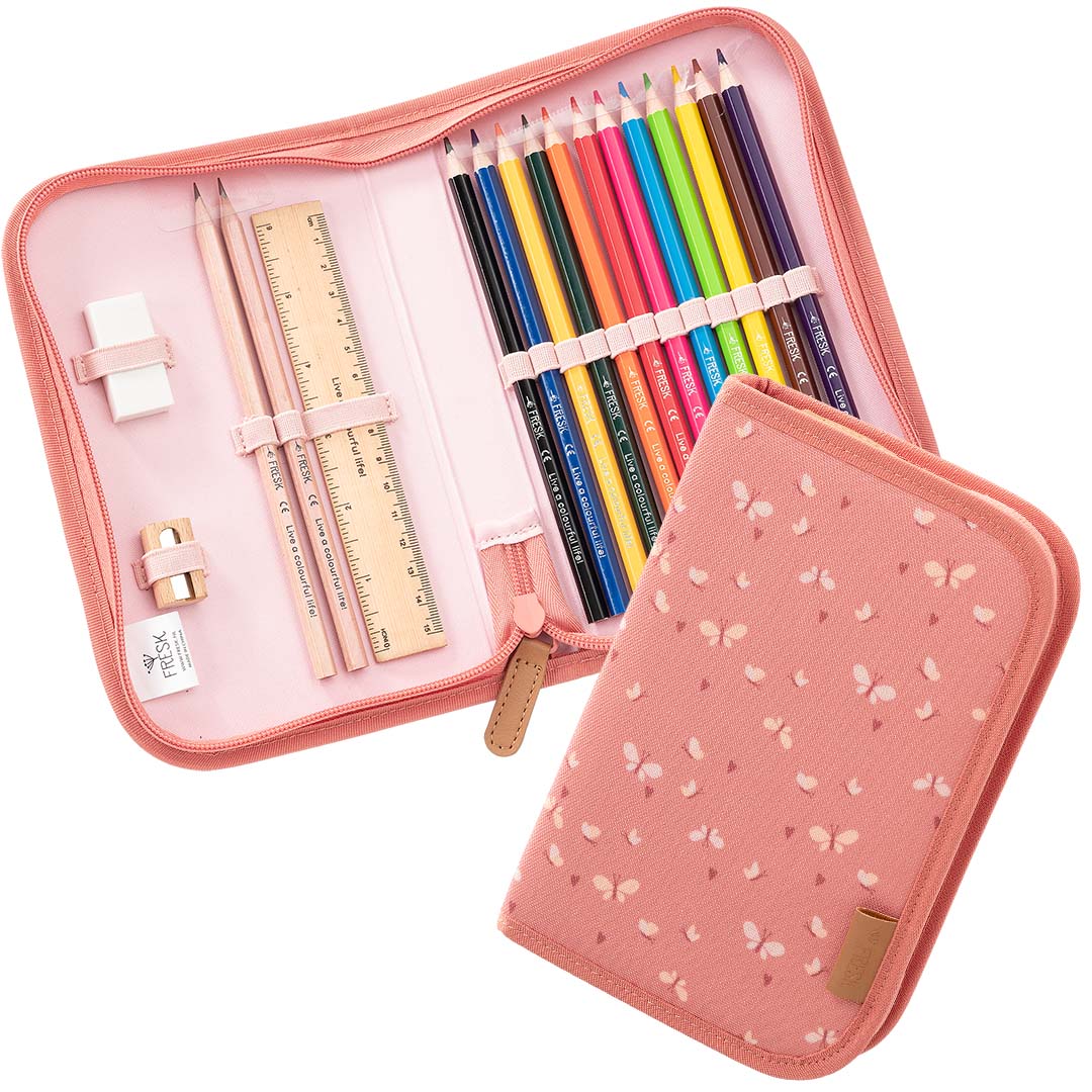 Fresk roze etui met vlinderpatroon, open met kleurpotloden en schoolbenodigdheden, naast een gesloten etui.