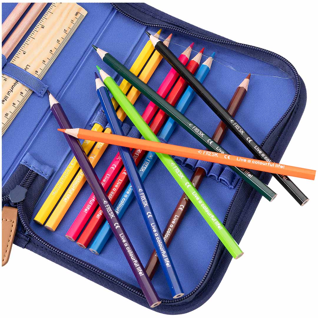 Detail van de open Fresk etui met kleurpotloden en andere schoolbenodigdheden.