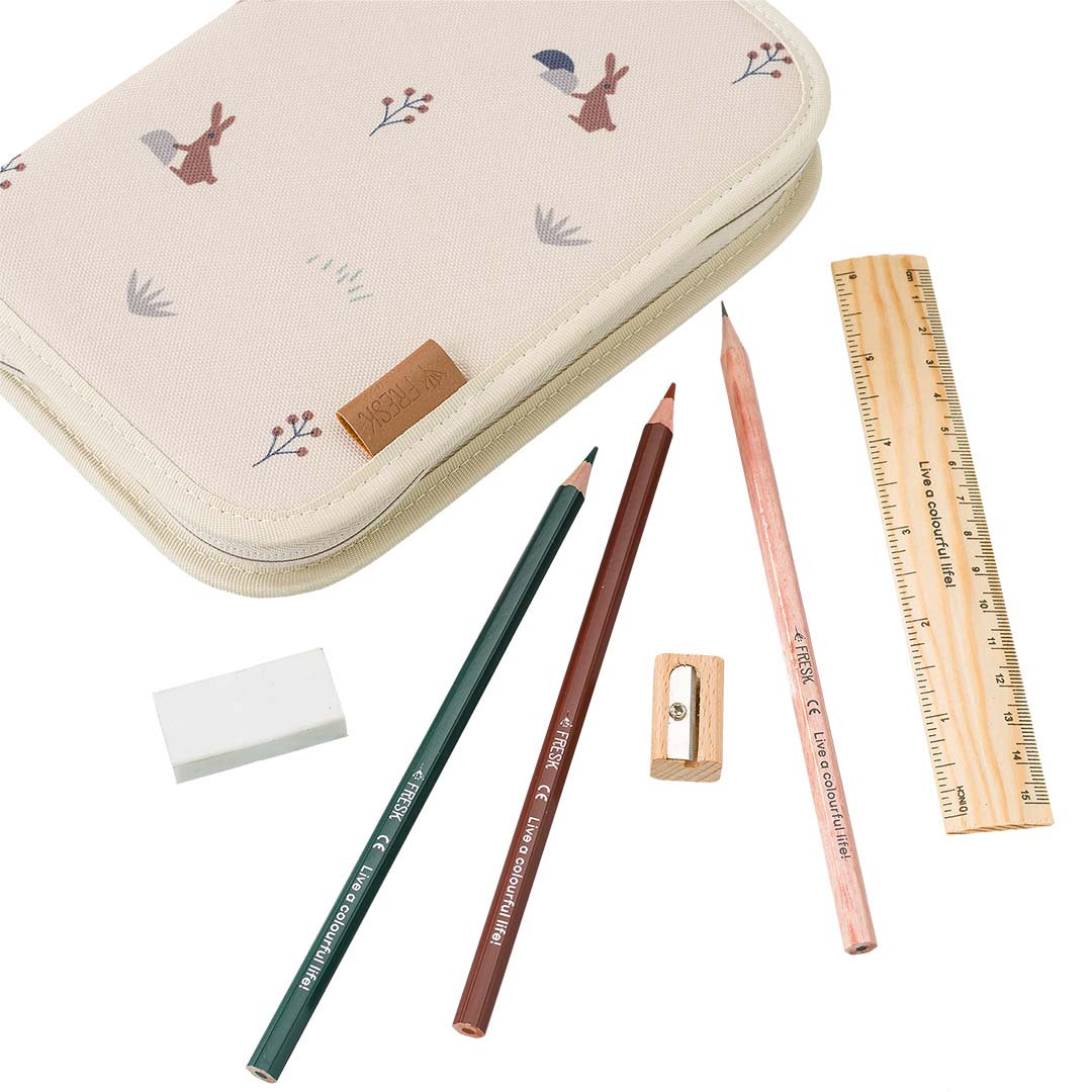 Gesloten Fresk etui met konijn- en bladerenpatroon, met 3 potloden, een puntenslijper, een liniaal en een gum ernaast.