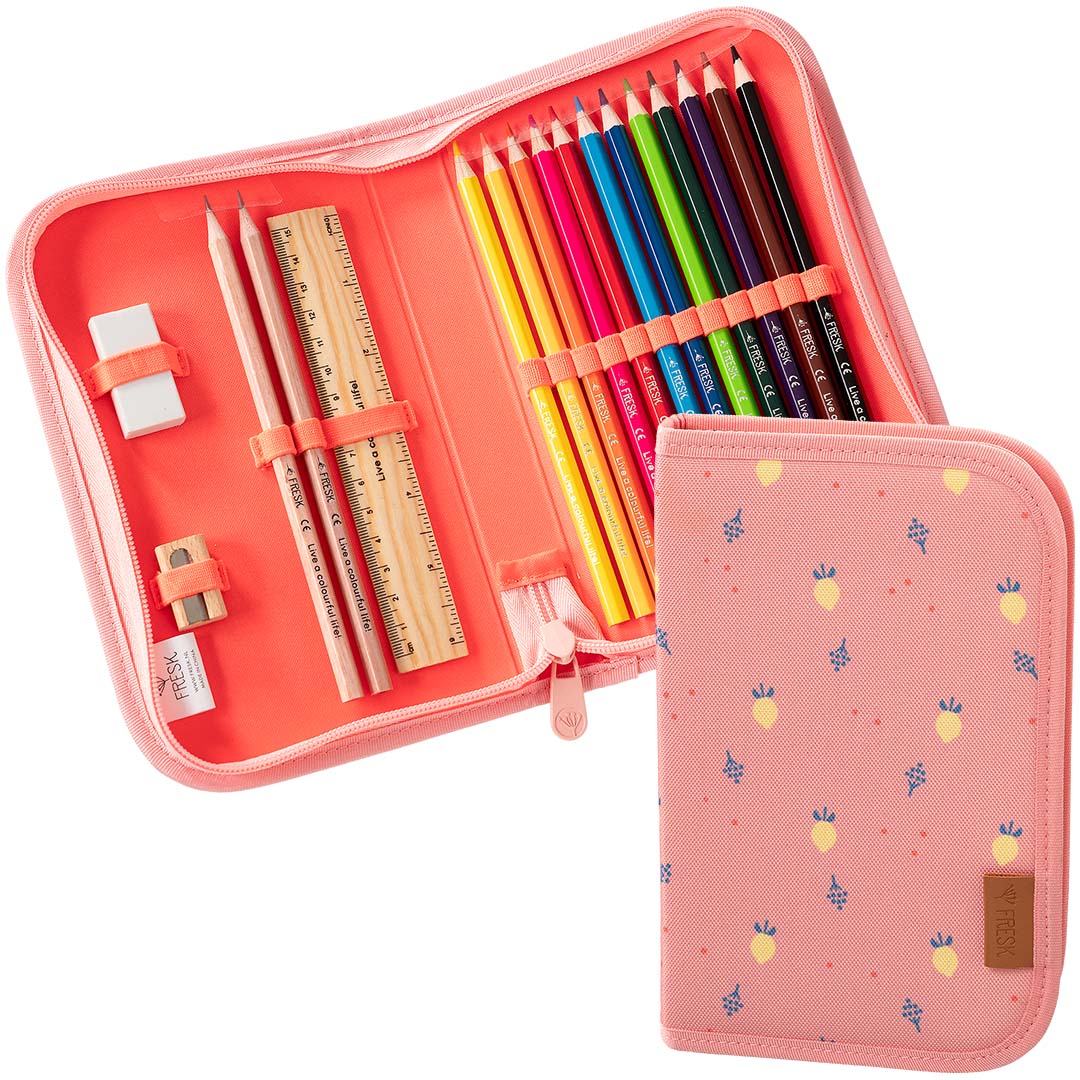 Open roze Fresk etui met kleurpotloden, liniaal en gum, naast een gesloten etui met zomerfruitpatroon.