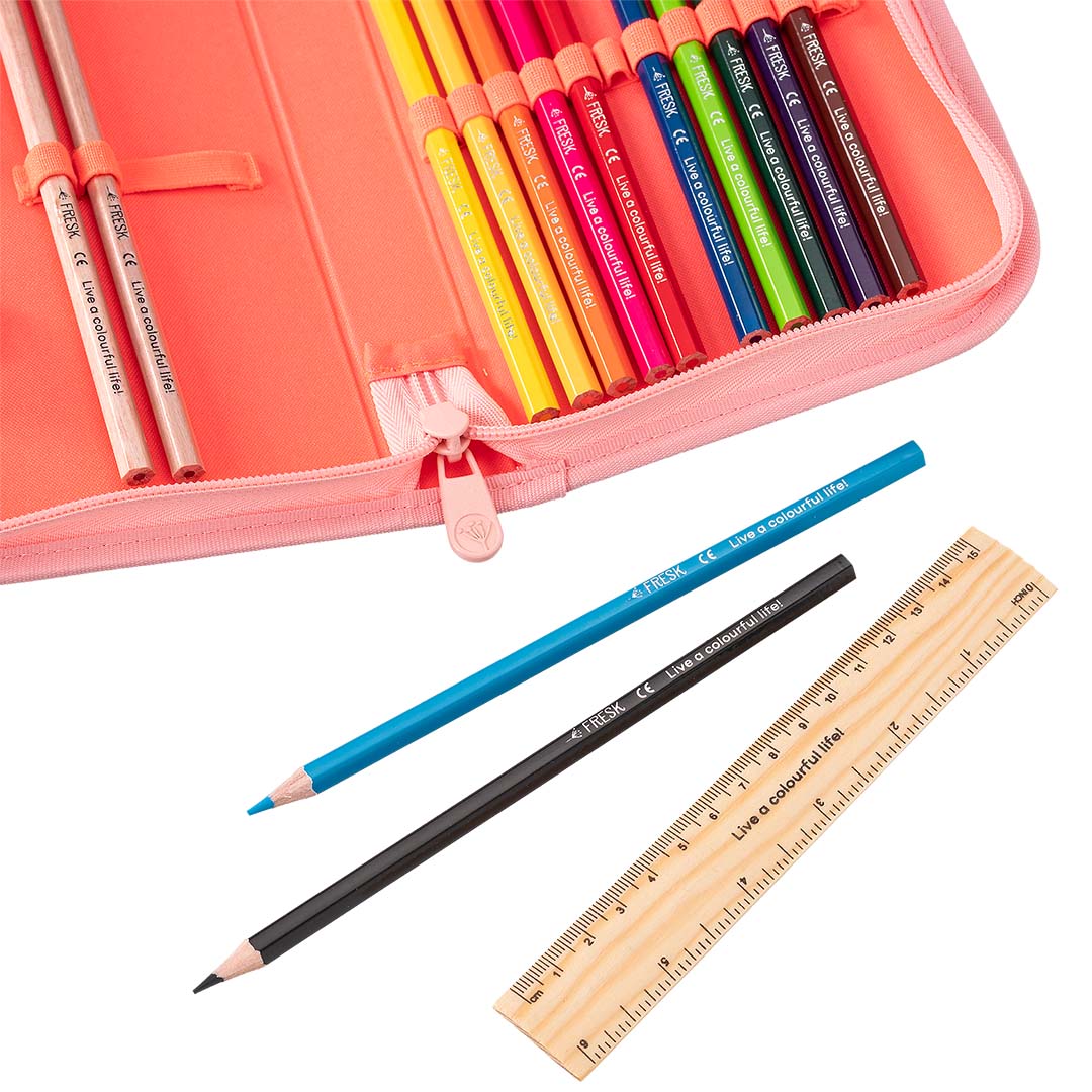Detail van een open roze Fresk etui met een blauw potlood, een zwart potlood en een houten liniaal.