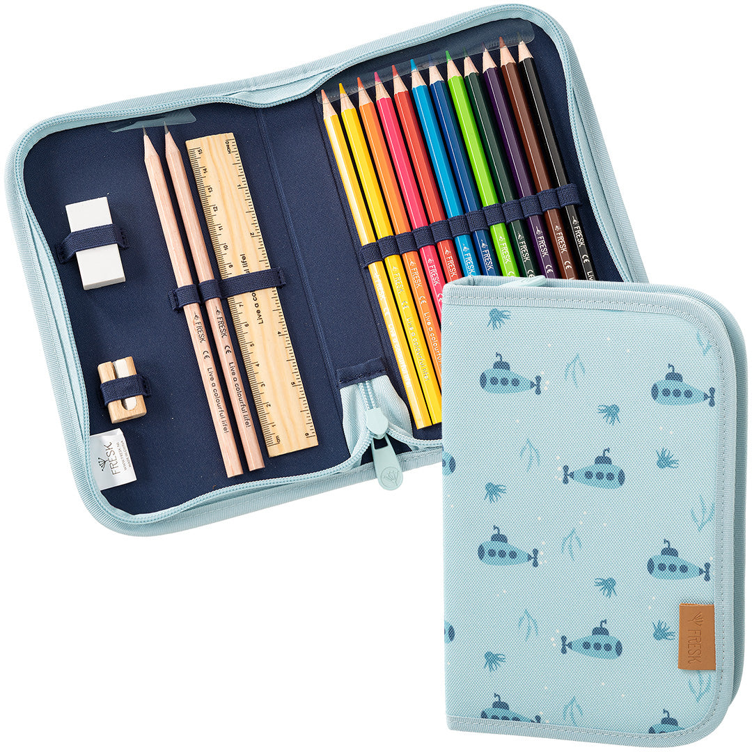 Fresk etui met onderzeeërpatroon, open met kleurpotloden en gesloten ernaast.