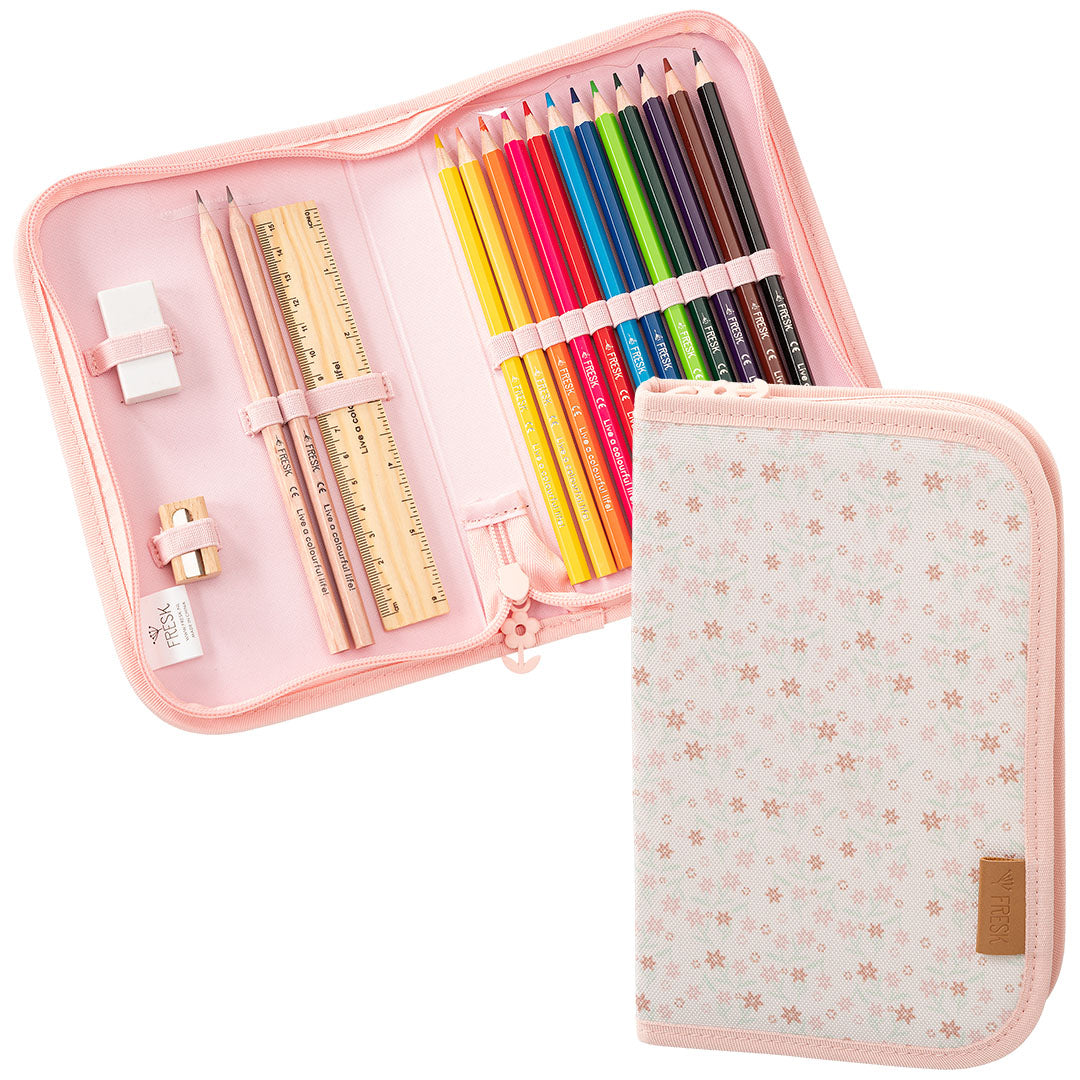 Fresk roze etui met tuinbloemenpatroon, open met kleurpotloden en schrijfbenodigdheden, en ernaast gesloten.
