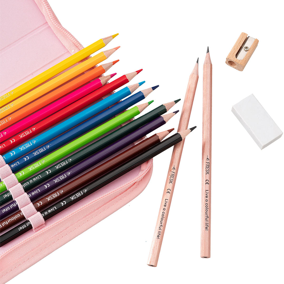 Detail van een open Fresk roze etui met kleurpotloden, twee potloden, een gum en een puntenslijper.
