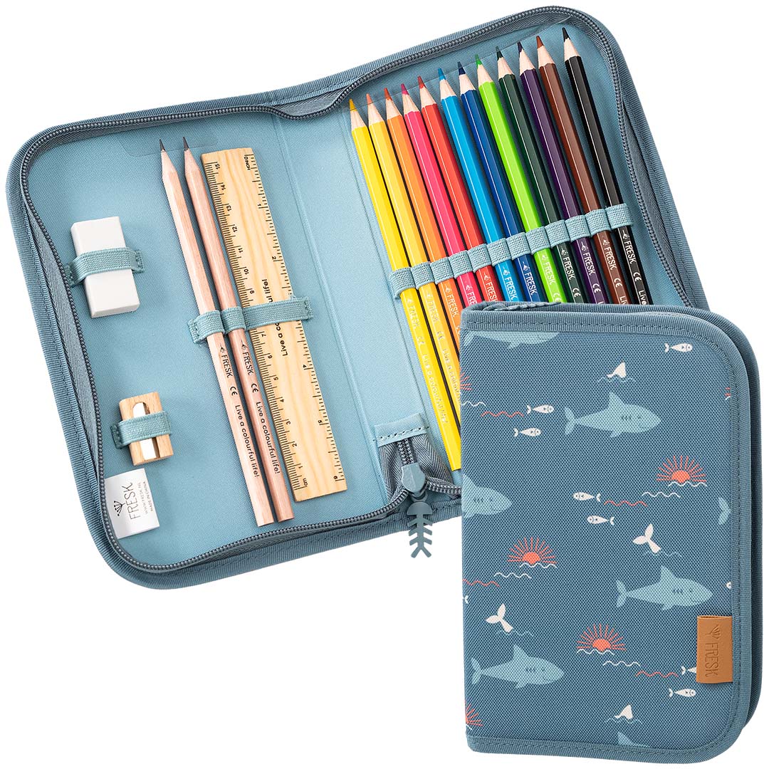 Fresk etui met haaienpatroon, open met kleurpotloden, potloden, gum en puntenslijper, en gesloten ernaast.