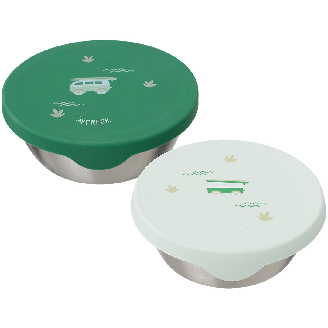 Twee Fresk rvs snackdoosjes voor kinderen met groene siliconen deksels en een camper van patroon.