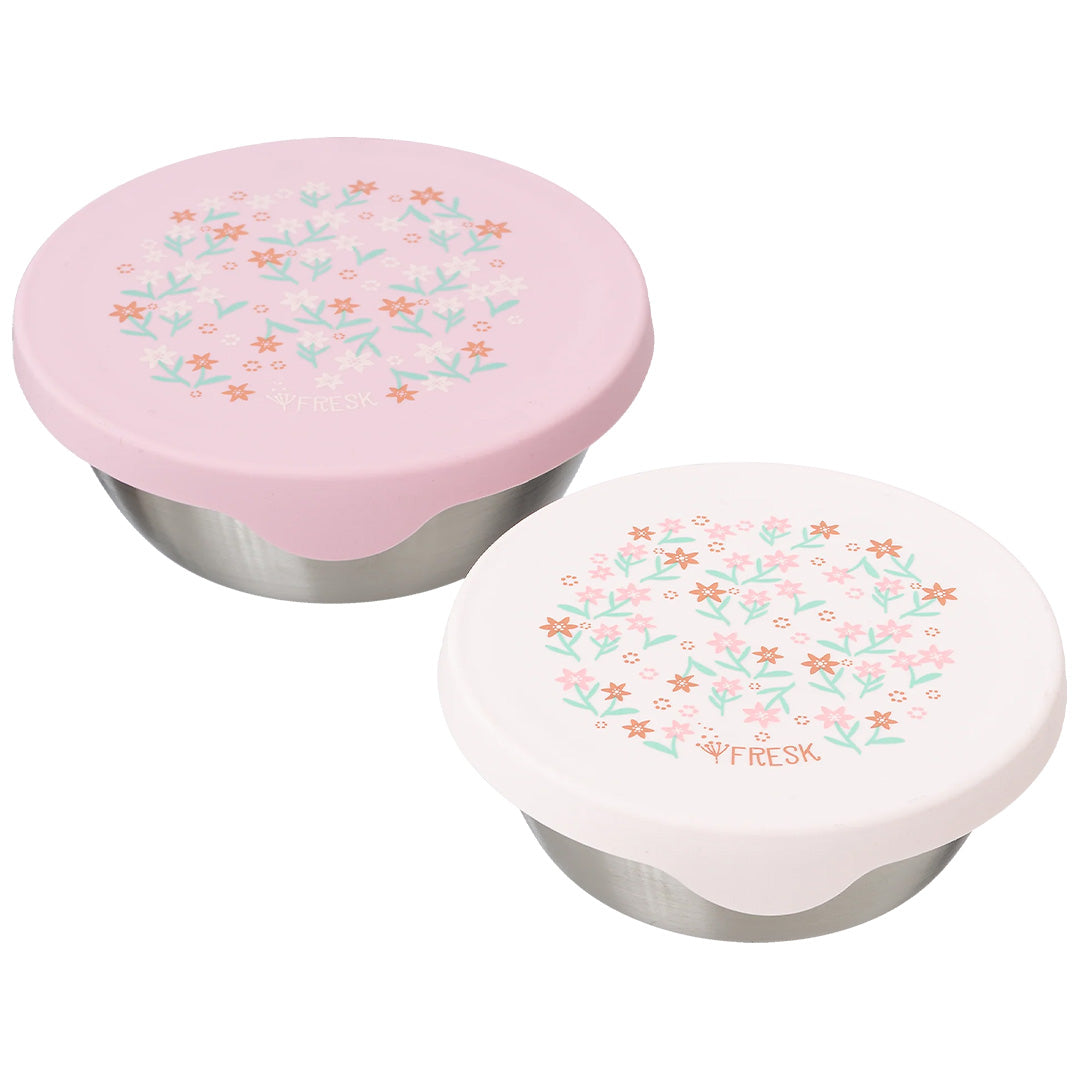 Twee Fresk roestvrijstalen snackdoosjes voor kinderen met roze en lichtroze siliconen deksels met tuinbloemen.