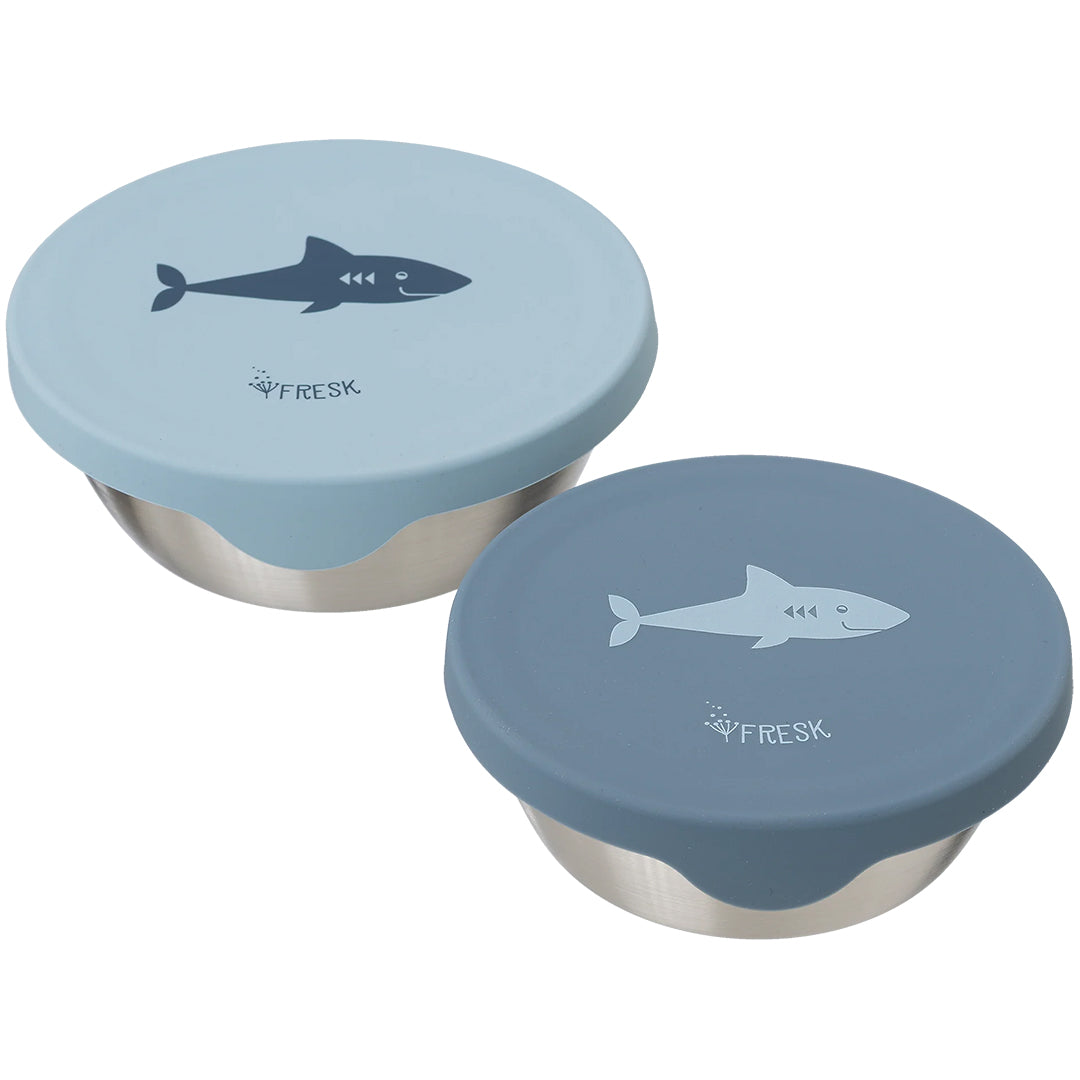 Twee gesloten Fresk RVS snackdoosjes met blauwe siliconen deksels met haaienpatroon.