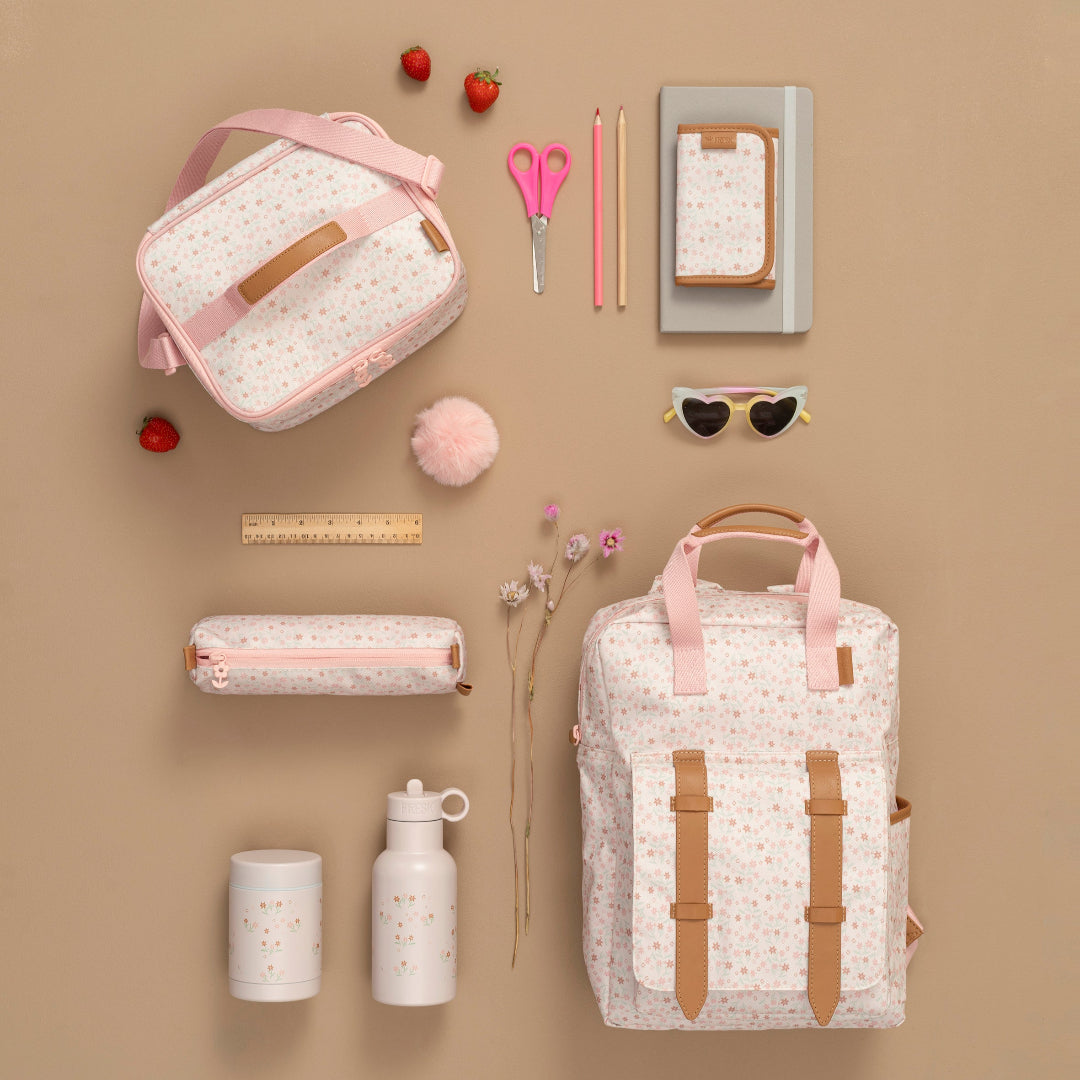 Een collectie Fresk school- en lunchartikelen met gebloemd patroon, waaronder een rugzak, lunchtas en thermosfles.
