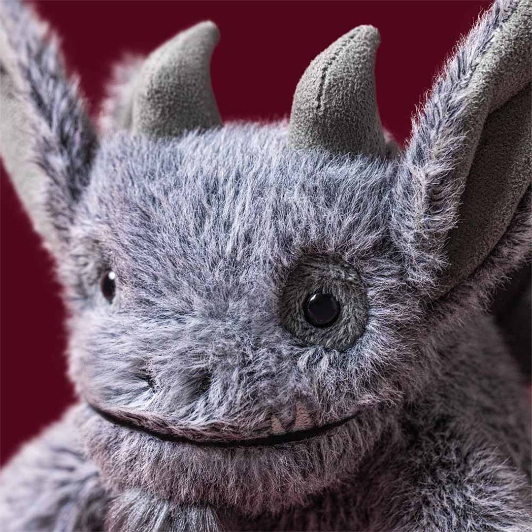 Detailopname van het gezicht van de Jellycat Growlston Gargoyle knuffel.