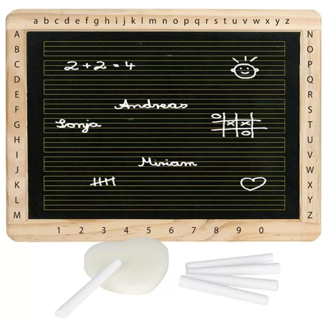 Goki houten krijtbord met alfabet, cijfers, krijt en wisser, waarop diverse tekeningen en tekst staan.