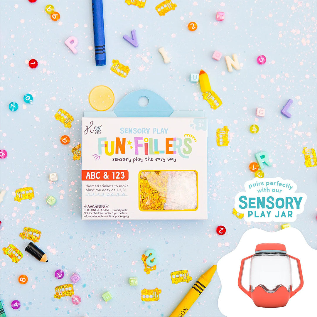 glo pals Fun Fillers ABC & 123 verpakking op een blauwe ondergrond, omringd door kleine kleurrijke letters, cijfers en schoolbusjes.