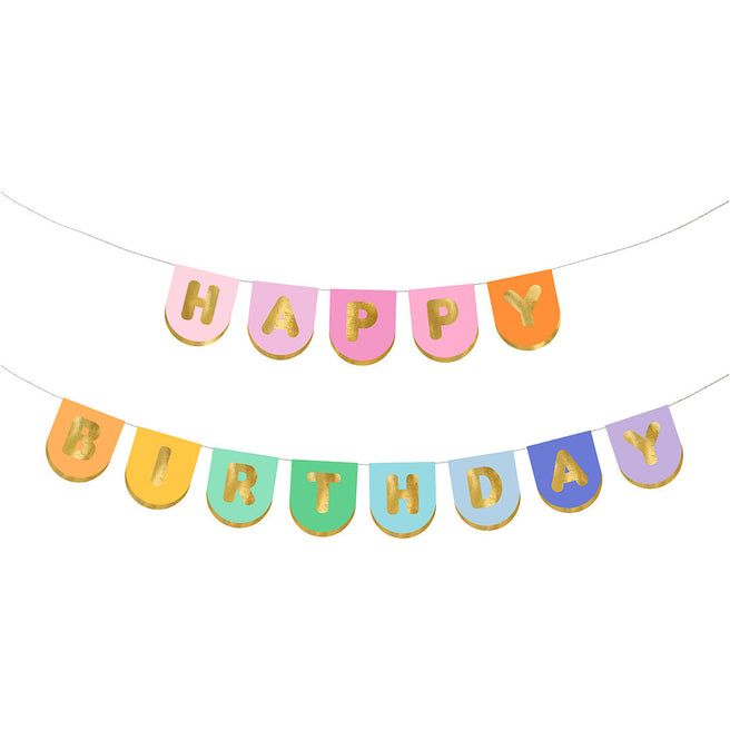 PartyDeco 'Happy Birthday' slinger met veelkleurige vlaggetjes en gouden letters.