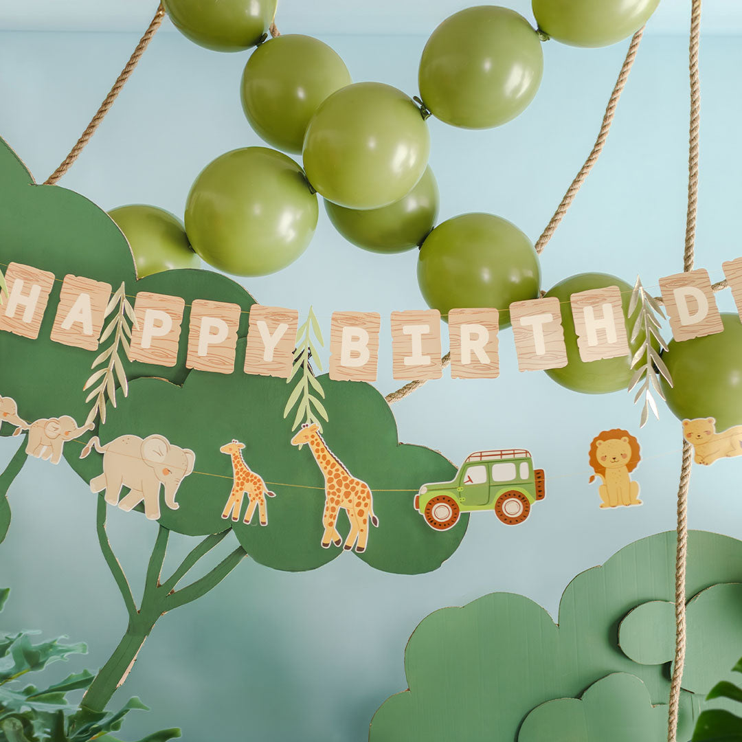 PartyDeco Happy Birthday slinger met safari dieren en bladeren, opgehangen als feestdecoratie.