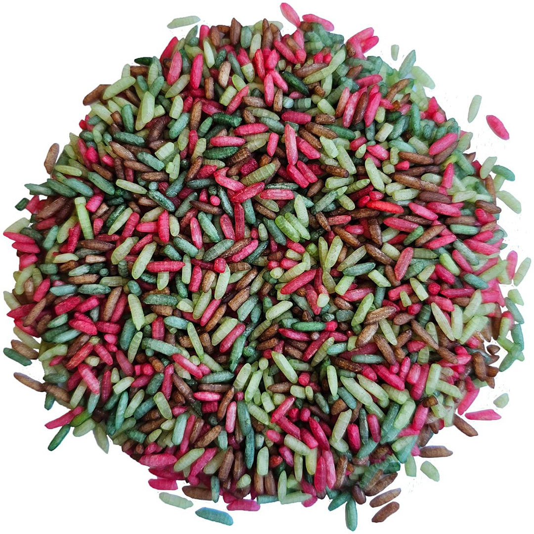 Een close-up van grennn speelrijst bosmix, een hoopje gekleurde rijstkorrels in rood, groen en bruin.