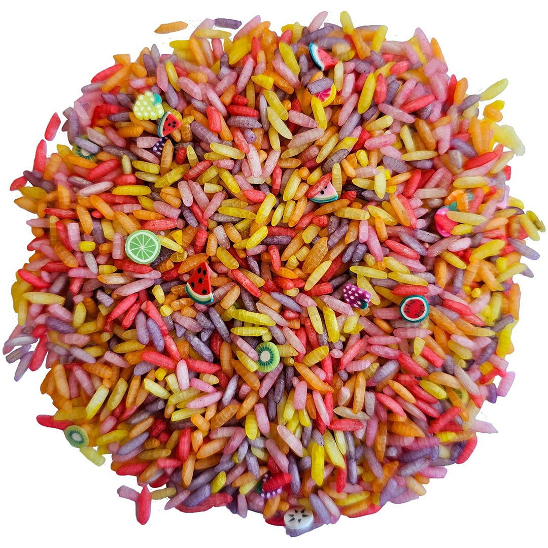 Grennn speelrijst fruitmix, een hoop veelkleurige rijstkorrels met kleine fruitfiguurtjes.
