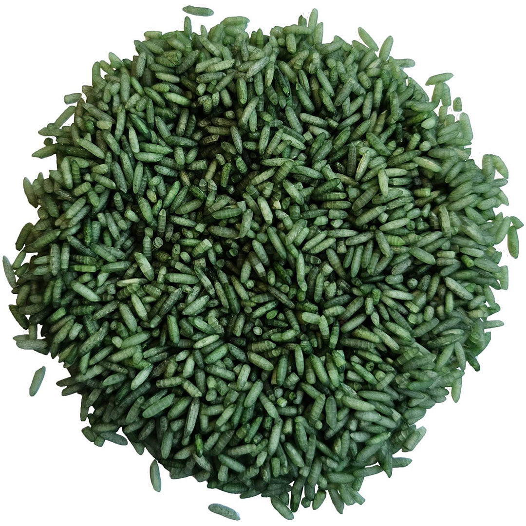 Bovenaanzicht van een hoopje groene grennn speelrijst.