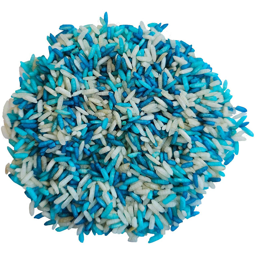 Grennn speelrijst ocean mix, een hoopje blauwe, lichtblauwe en witte rijstkorrels.