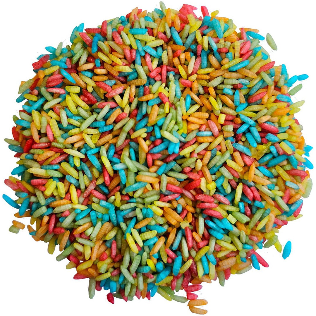 Een close-up van een hoopje veelkleurige grennn speelrijst in regenboogkleuren.