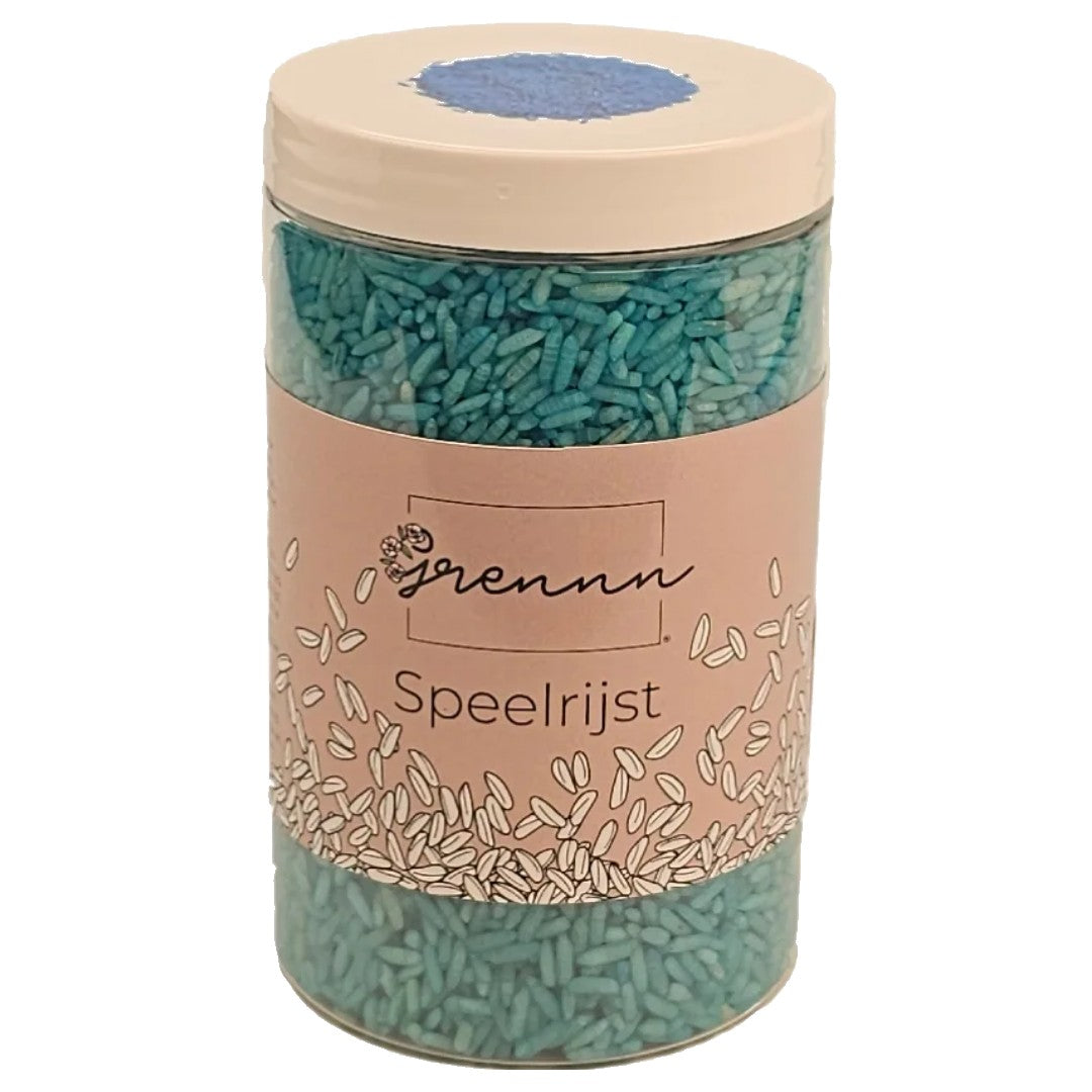 Een transparante pot grennn speelrijst met een lichtblauwe kleur.