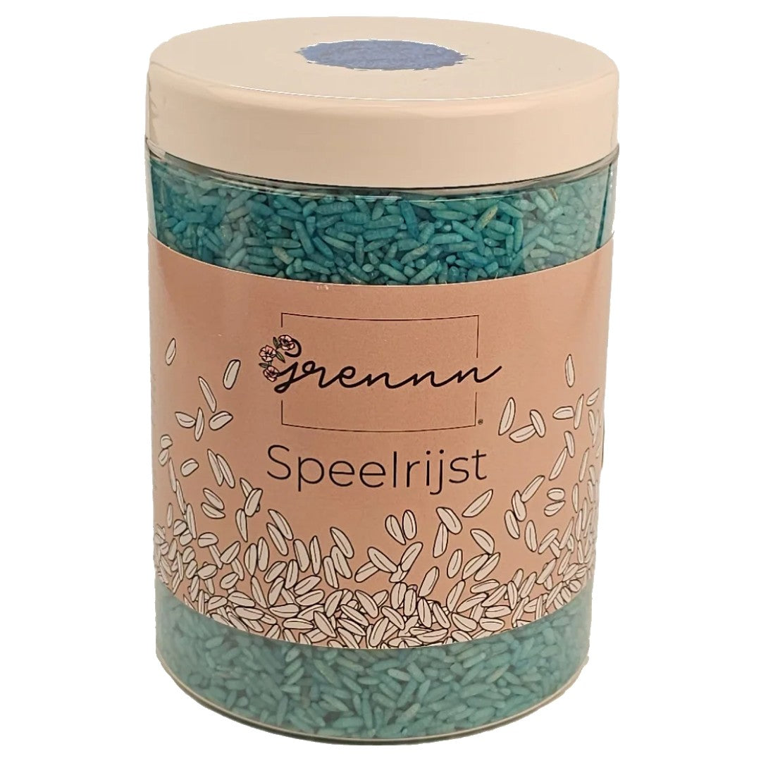 Verpakking van grennn lichtblauwe speelrijst, sensorisch speelgoed, in een transparante pot.