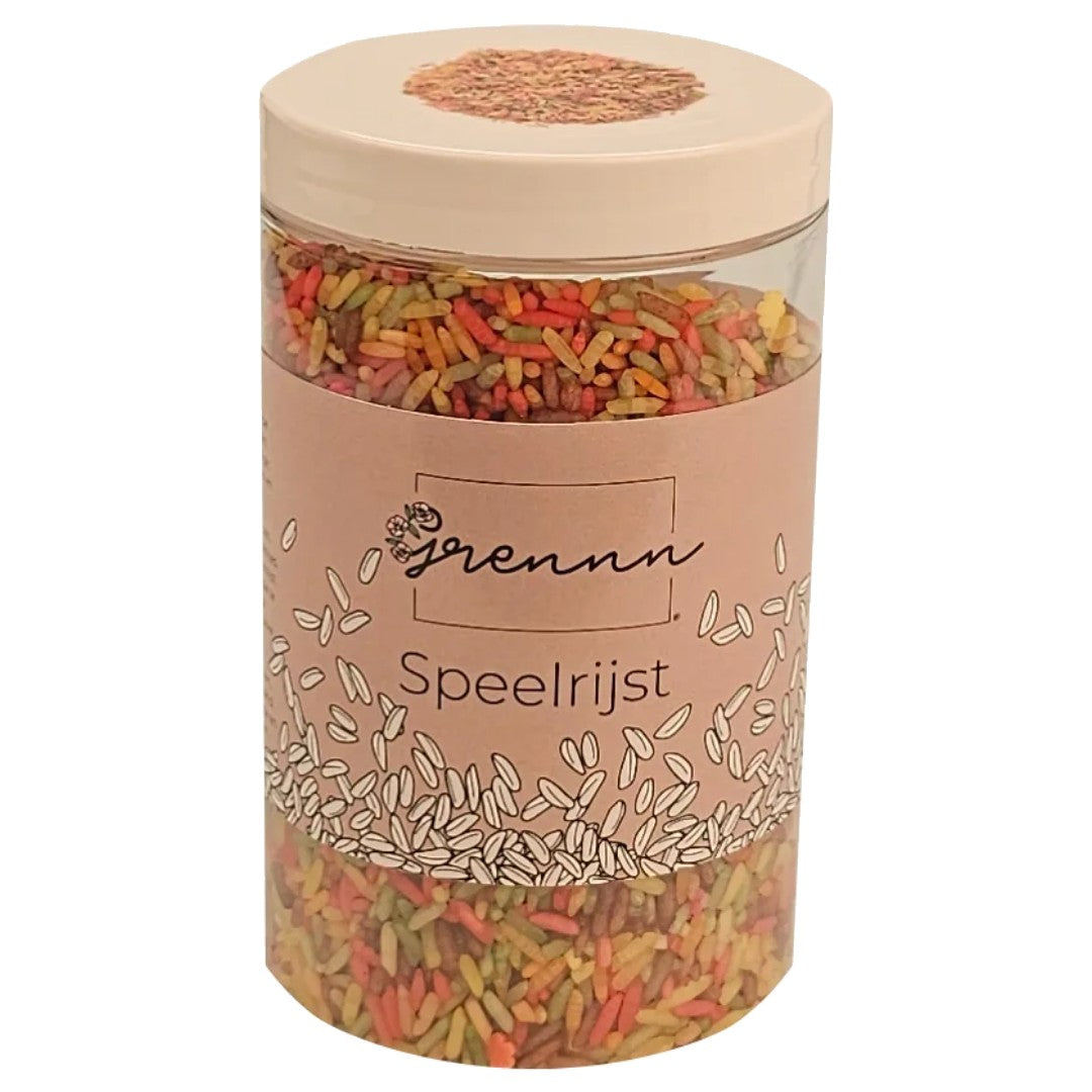 Verpakking van grennn speelrijst met veelkleurige rijstkorrels en een label.