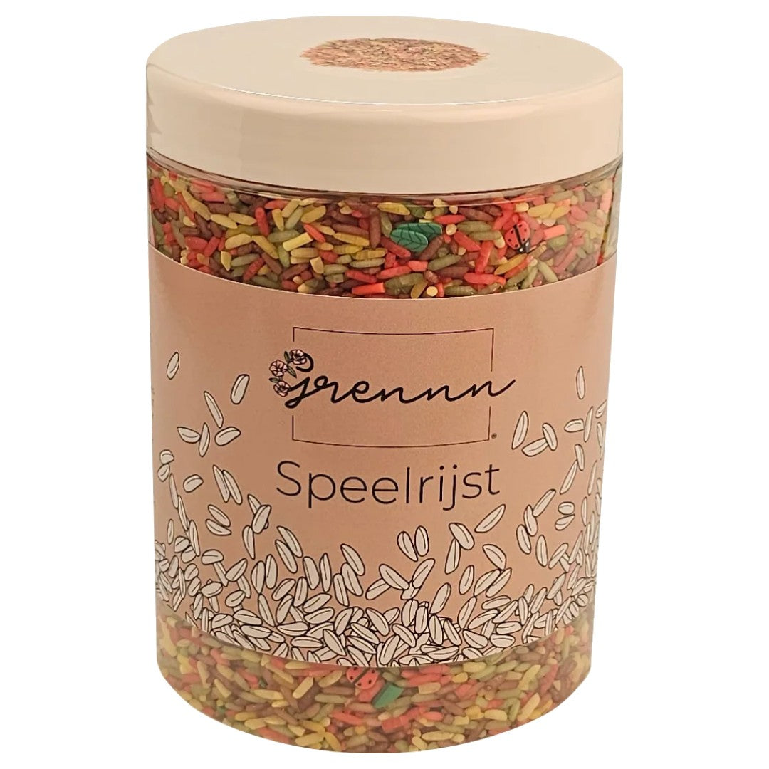 De verpakking van grennn speelrijst, een doorzichtige pot met een label en veelkleurige rijst.