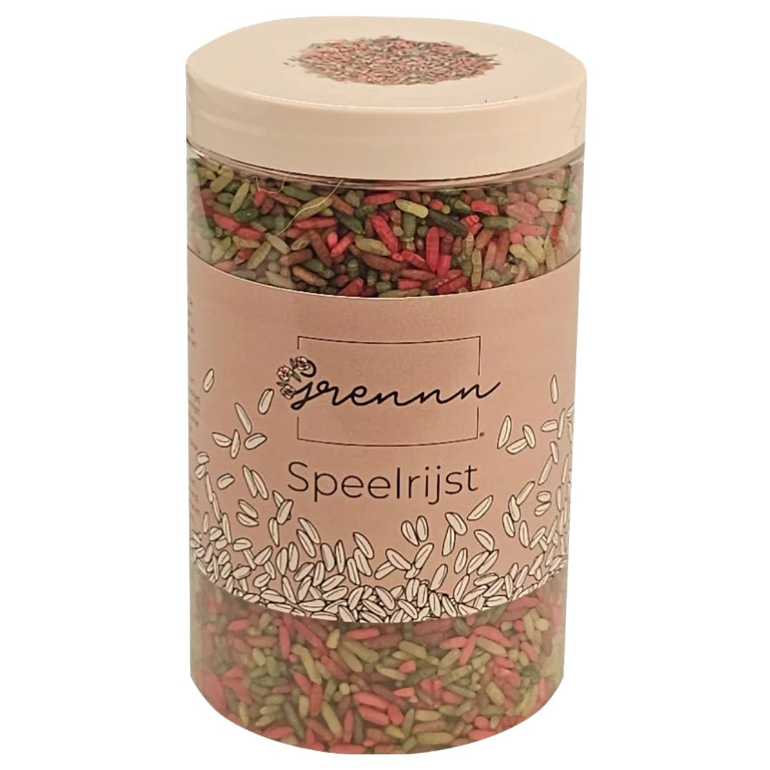 De verpakking van grennn speelrijst bosmix, een doorzichtige pot gevuld met gekleurde rijstkorrels.