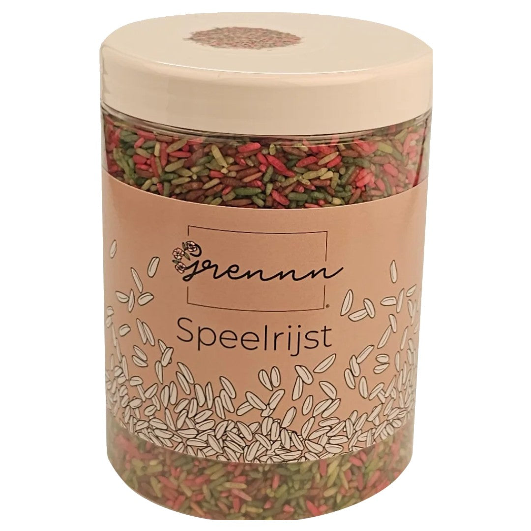 Een transparante pot met wit deksel, gevuld met veelkleurige grennn speelrijst bosmix.