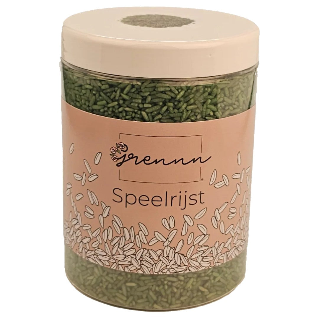 De verpakking van grennn speelrijst, een doorzichtige pot met groene rijst en een roze etiket.