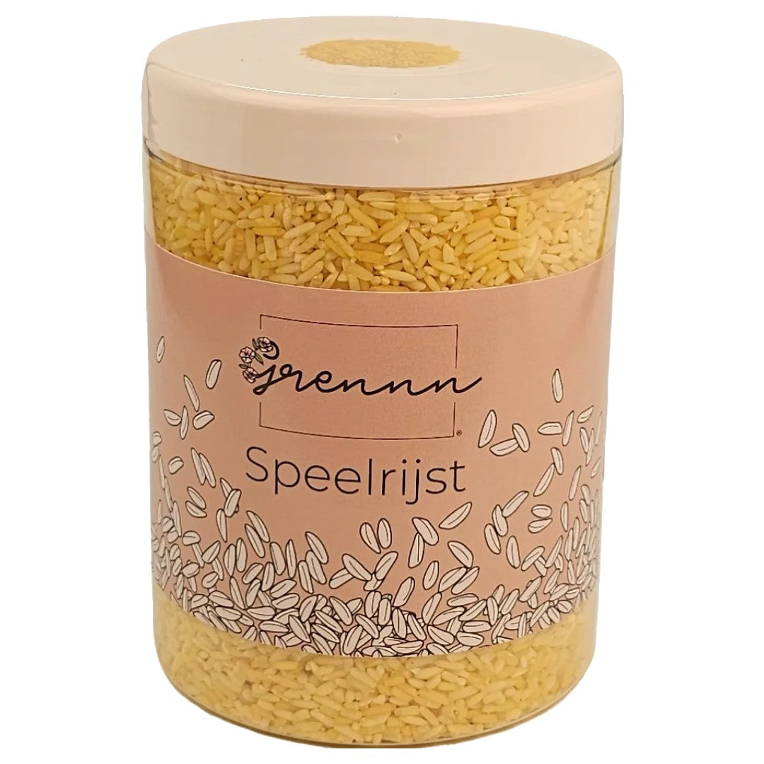 De verpakking van grennn gele speelrijst in een transparante pot met wit deksel.