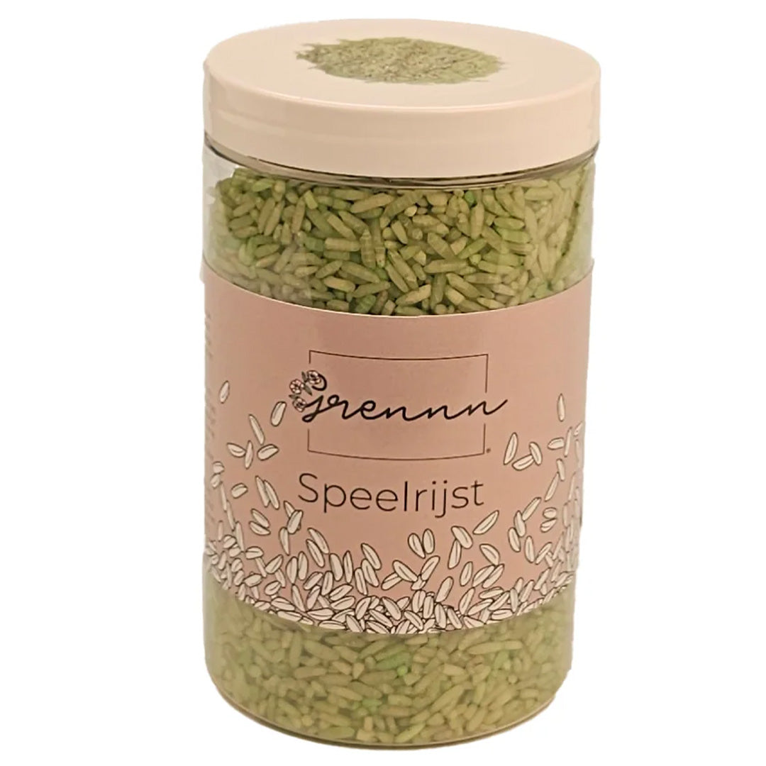 De verpakking van grennn speelrijst, een doorzichtige pot gevuld met lichtgroene rijst.