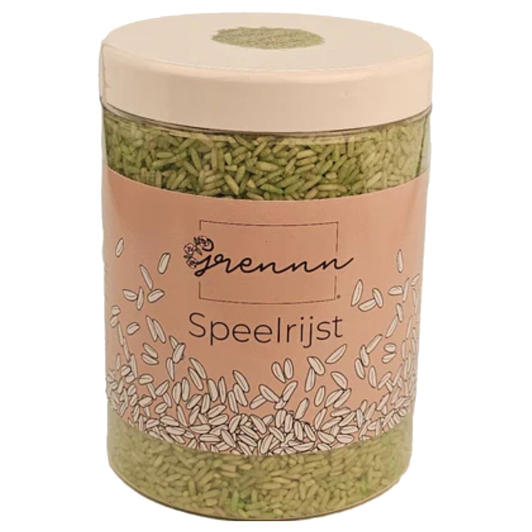 De verpakking van grennn speelrijst, een doorzichtige pot met lichtgroene rijst en een roze etiket.