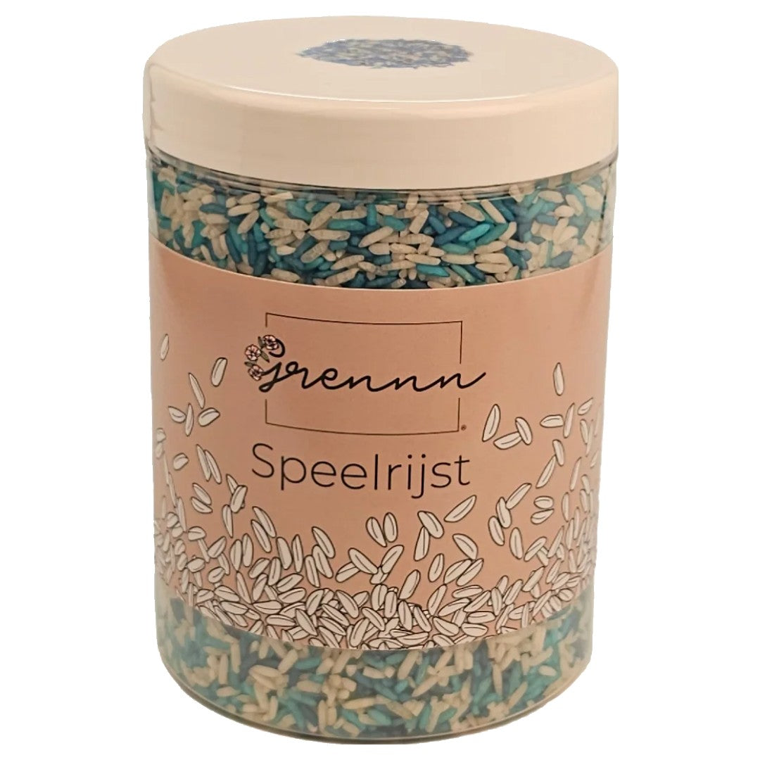 De transparante verpakking van grennn speelrijst 'ocean mix' met blauwe en witte rijstkorrels.