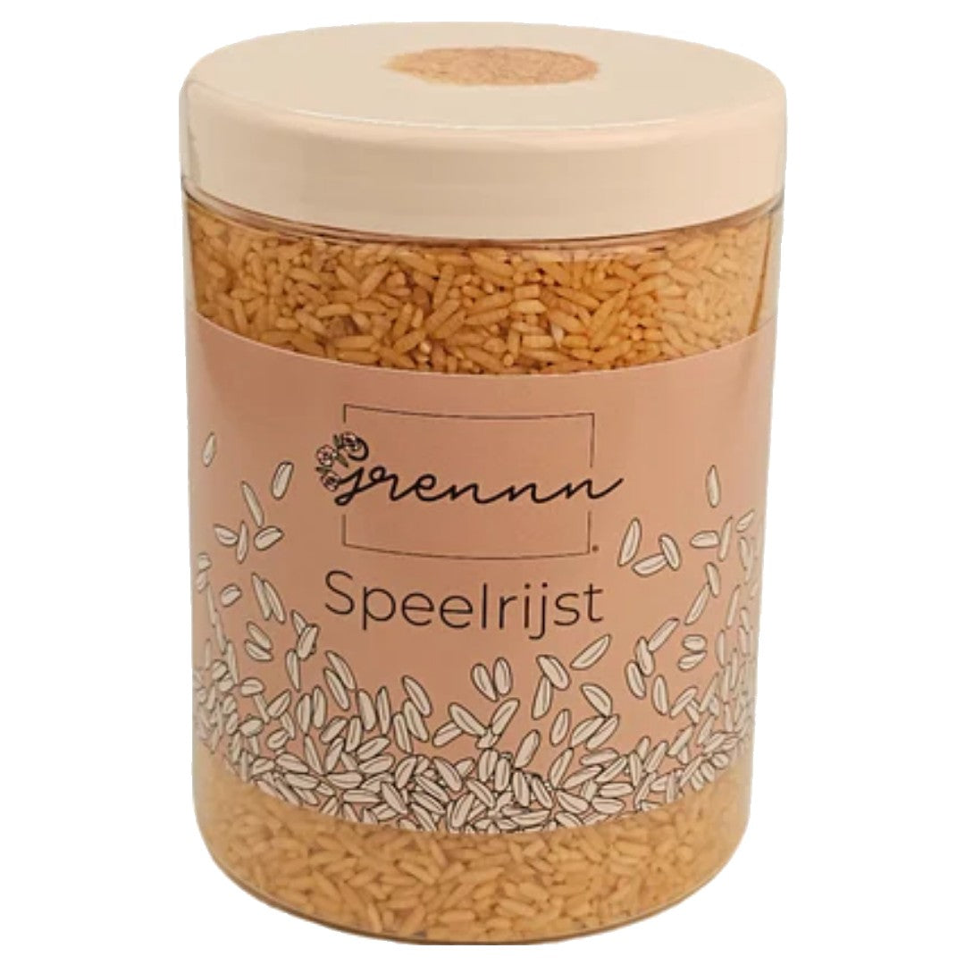 De transparante verpakking van grennn speelrijst met een label waarop 'grennn Speelrijst' staat.