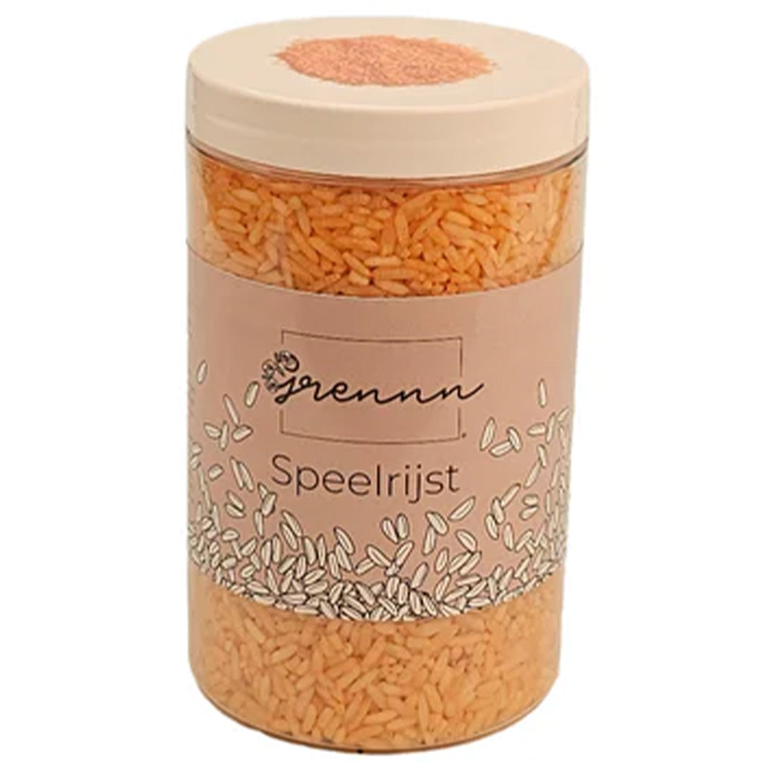 De verpakking van grennn oranje speelrijst, een doorzichtige cilinder met label.