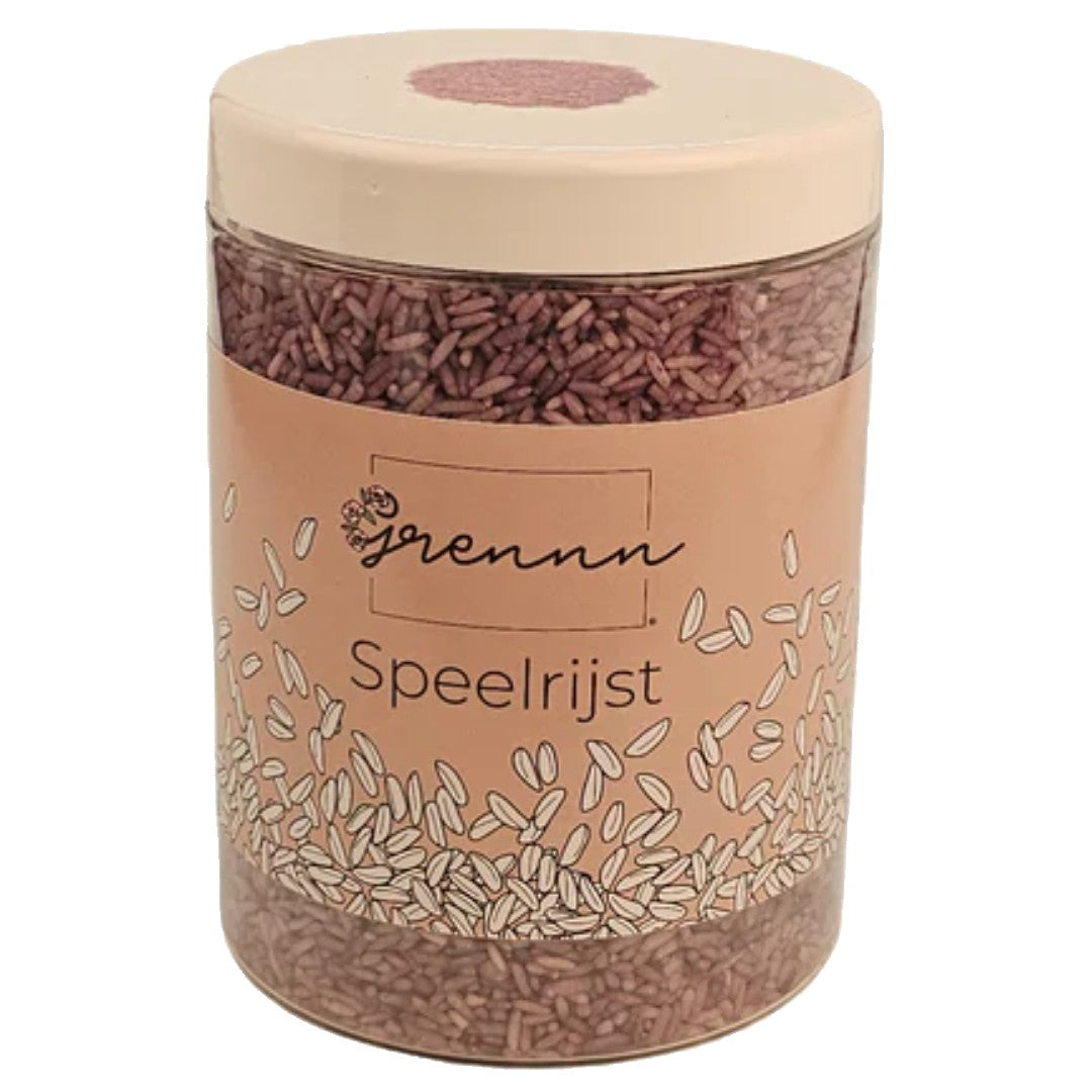 De verpakking van grennn speelrijst, een doorzichtige pot gevuld met paarse rijst.
