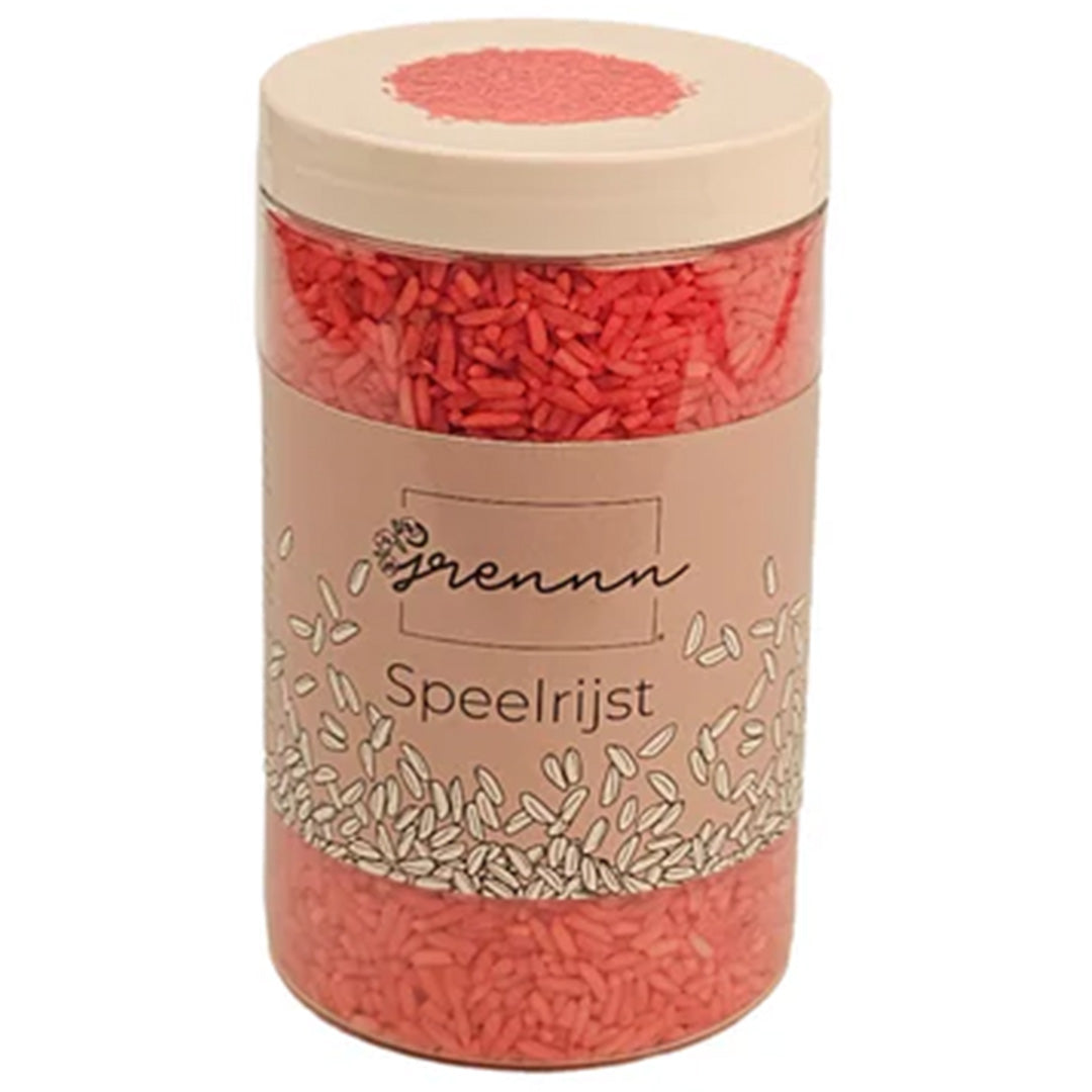 De verpakking van grennn speelrijst, een transparante pot gevuld met rode rijst.