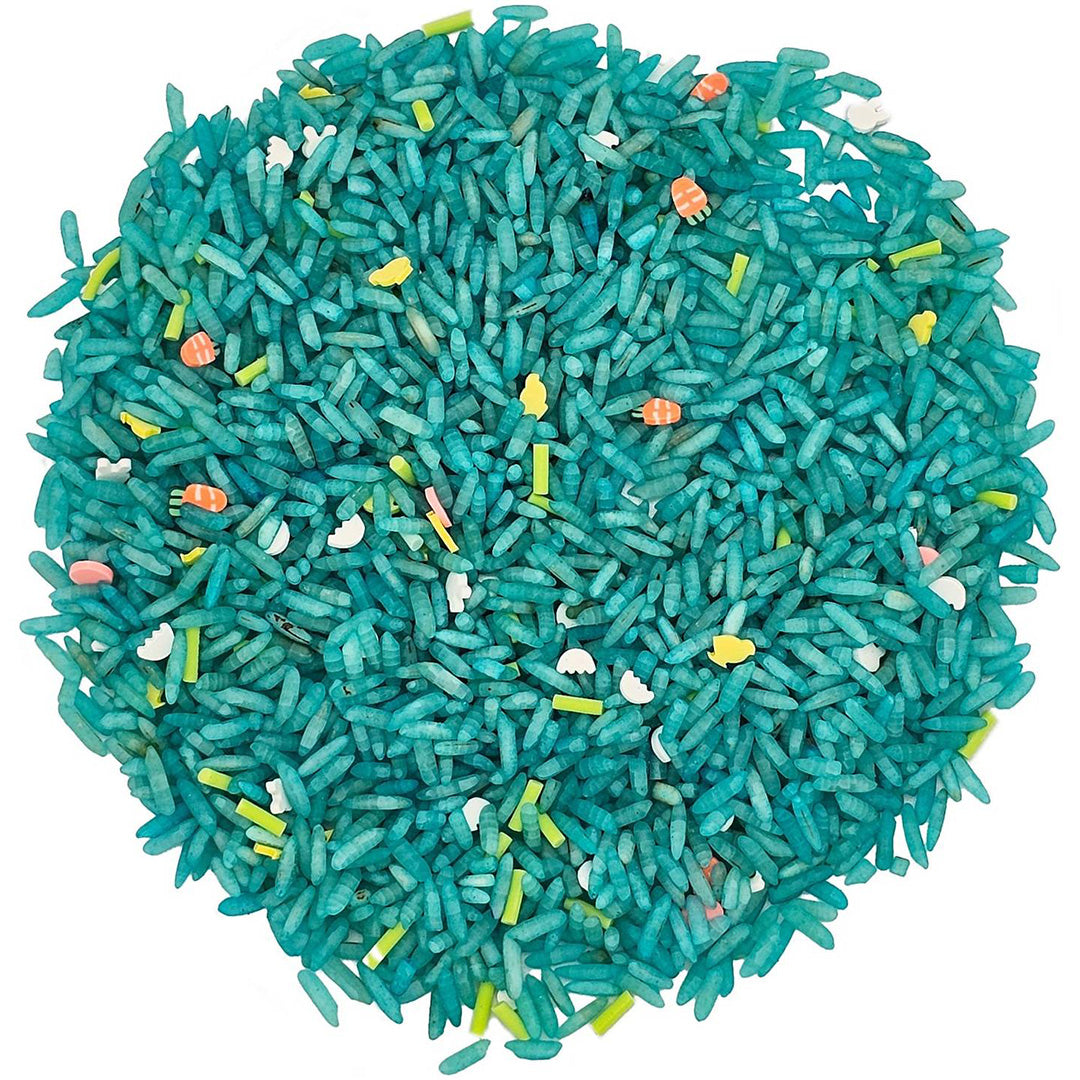 Een close-up van groene grennn speelrijst met kleine gekleurde figuurtjes.