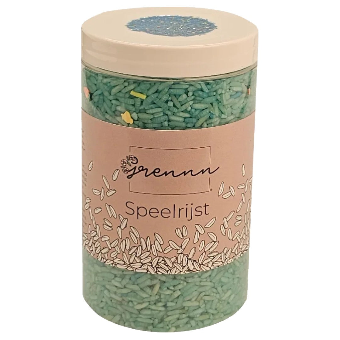 De verpakking van grennn speelrijst, een transparante cilinder met een label.