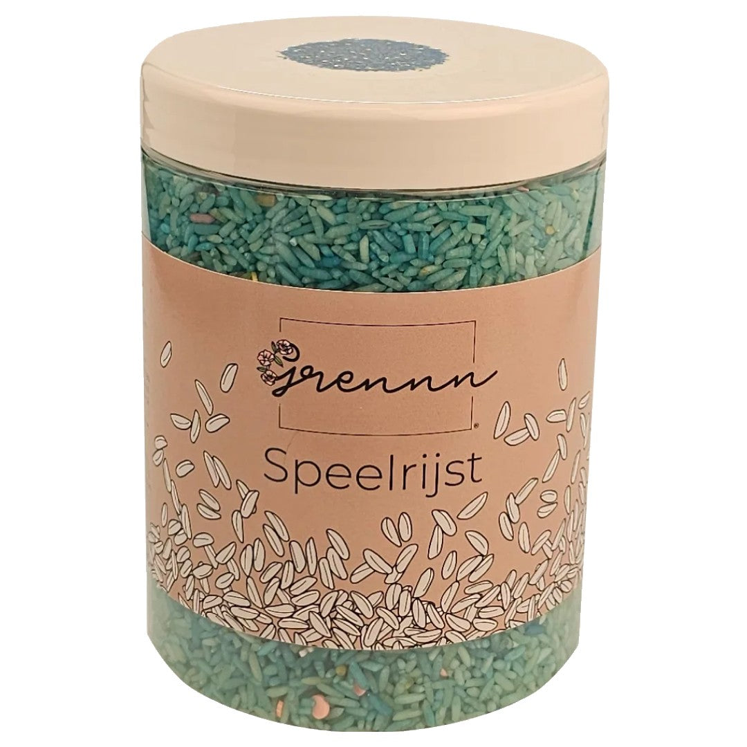 De verpakking van grennn speelrijst voorjaar, een doorzichtige pot gevuld met blauwe rijst.