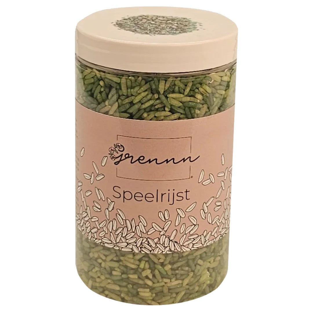 De verpakking van grennn speelrijst white flower mix, een transparante pot met groene rijstkorrels en een roze etiket.