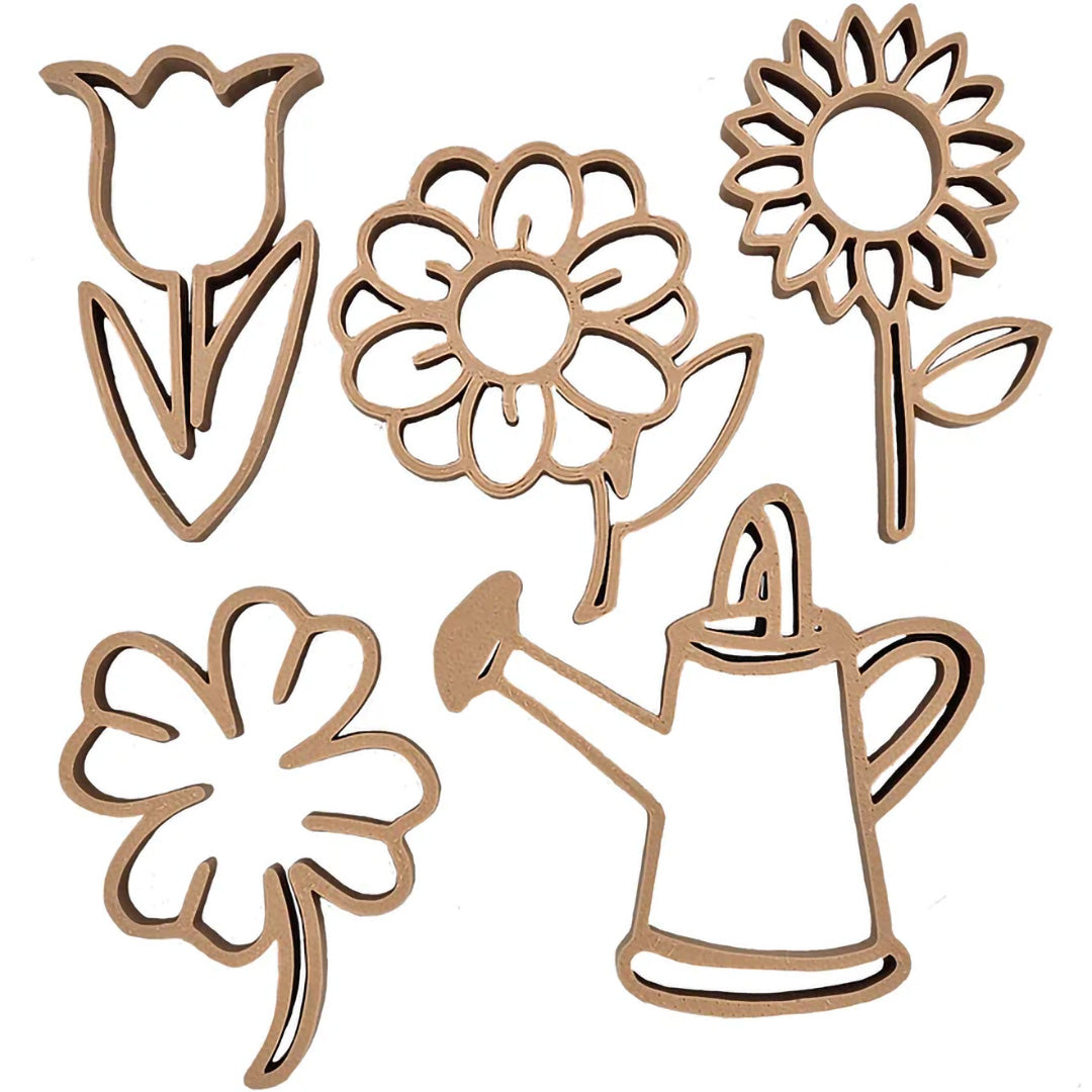 Vijf grennn houten uitsteekvormen in de vorm van een tulp, twee bloemen, een klavertje vier en een gieter.