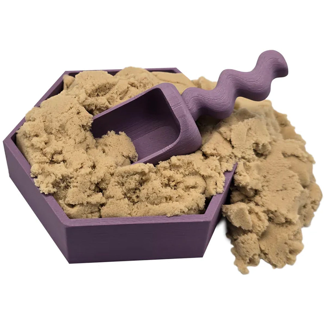Grennn paarse zeshoekige speelbak gevuld met kinetisch zand en een schepje.