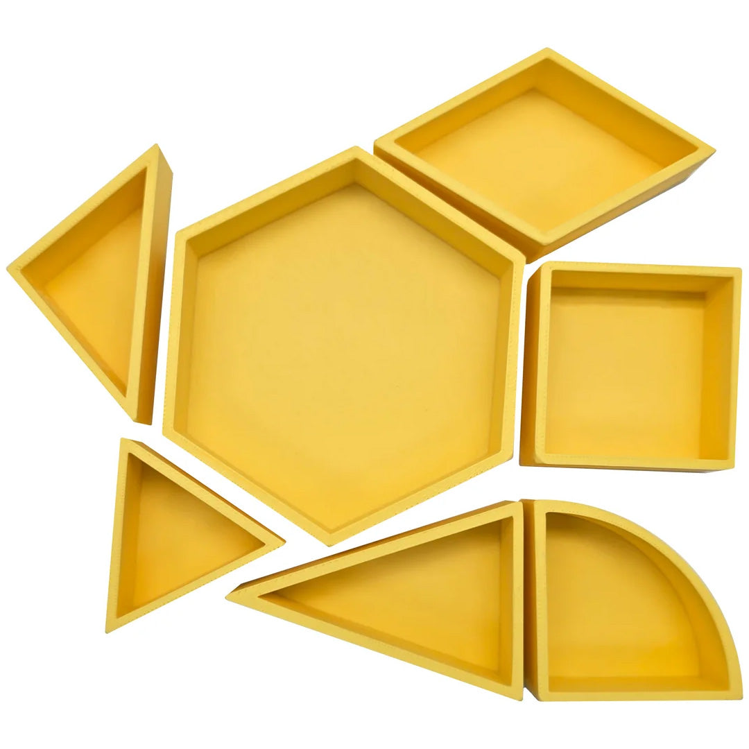 Set van gele plastic speelbakken in verschillende geometrische vormen, zoals een zeshoek, driehoeken en een vierkant.